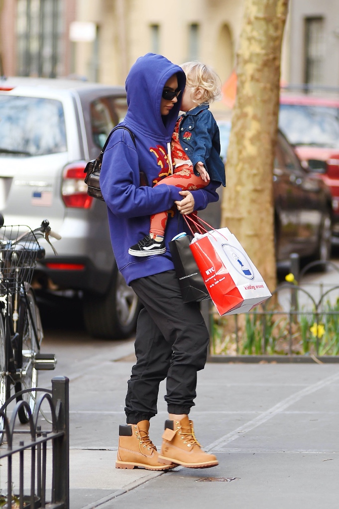 emily ratajkowski, emrata, nyc. hoodie, cargo pants, joggers, timberland boots