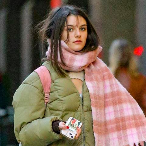 EXCLUSIVE Suri Cruise sigue los pasos de su madre en materia de moda cuando sale a hacer compras en NYC