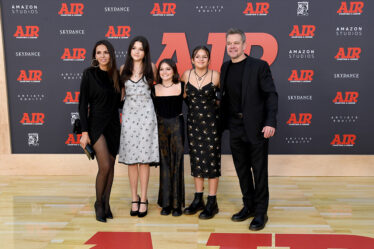 Luciana Barroso and Matt Damon with their daughters at the world premiere of