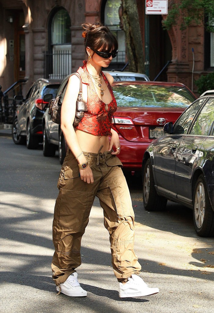 Emily Ratajkowski, Celebrity Style, New York City, White Sneakers 