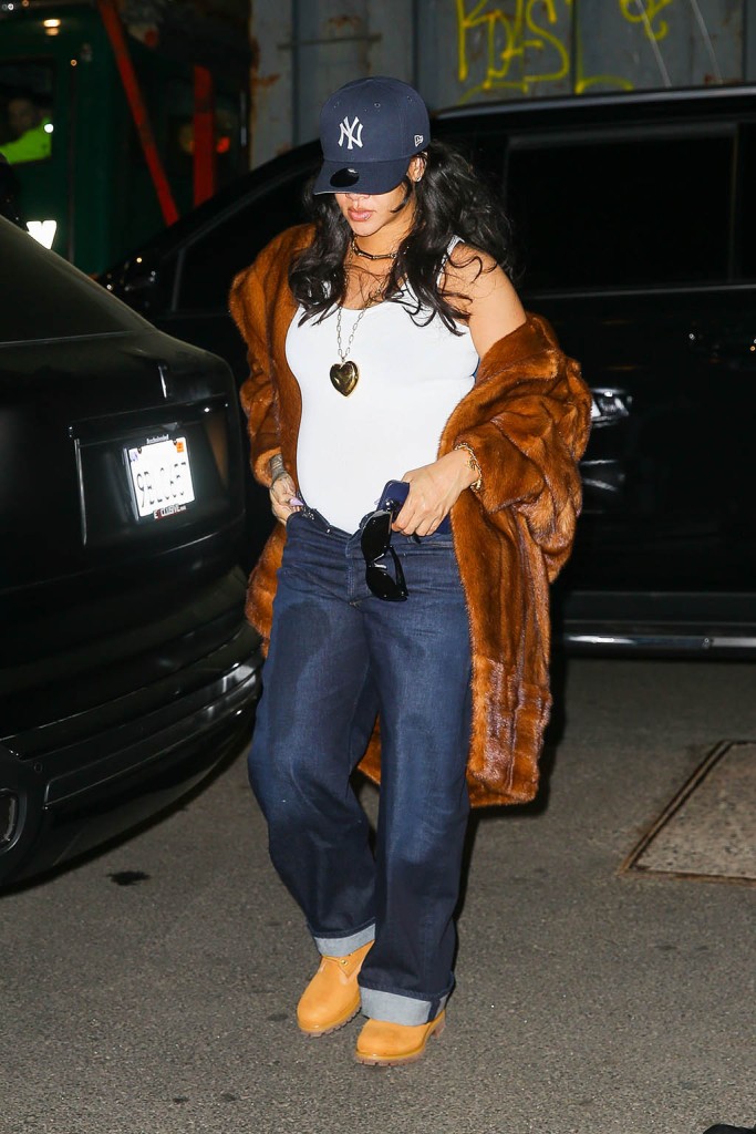 Rihanna, Maternity Style, Yankees hat, Baggy Jeans, Timberland Boots 