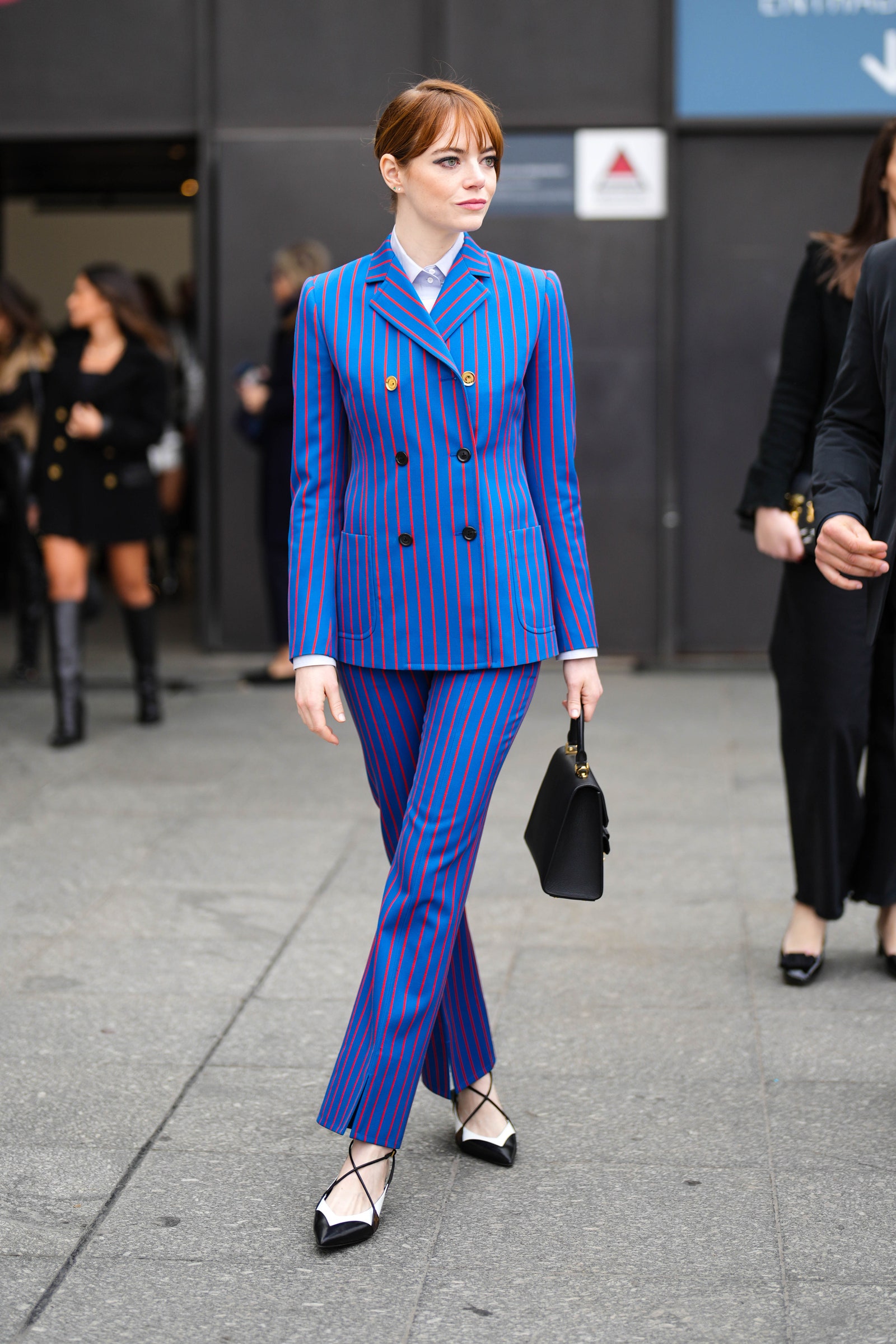 Emma Stone attends Paris Fashion Week on March 06 2023.