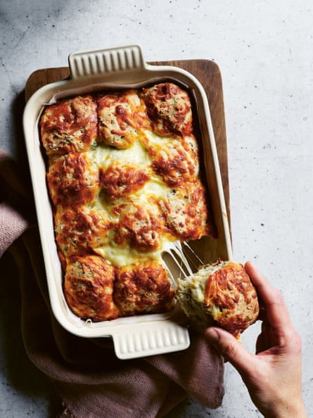 A baking tray of cheesy pull-apart buns.