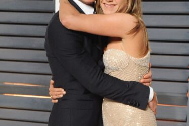 BEVERLY HILLS CA  FEBRUARY 22  Actor Justin Theroux and actress Jennifer Aniston arrive at the 2015 Vanity Fair Oscar...
