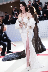 Anne Hathaway at the 2023 Met Gala: Karl Lagerfeld: A Line of Beauty held at the Metropolitan Museum of Art on May 1, 2023 in New York, New York.