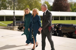 LONDON, ENGLAND - MAY 05: The First Lady of the United States, Jill Biden and her grand daughter Finnegan Biden (left) arrive for a reception at Buckingham Palace hosted by King Charles III for overseas guests attending his coronation on May 5, 2023 in London, England. (Photo by Jacob King-WPA Pool/Getty Images)