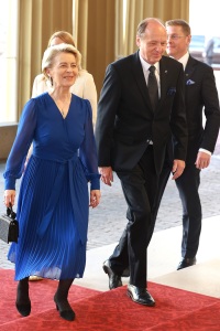 LONDON, ENGLAND - MAY 05: Ursula von der Leyen and Heiko Echter von der Leyen attend the Coronation Reception for overseas guests at Buckingham Palace on May 05, 2023 in London, England. (Photo by Chris Jackson/Getty Images)