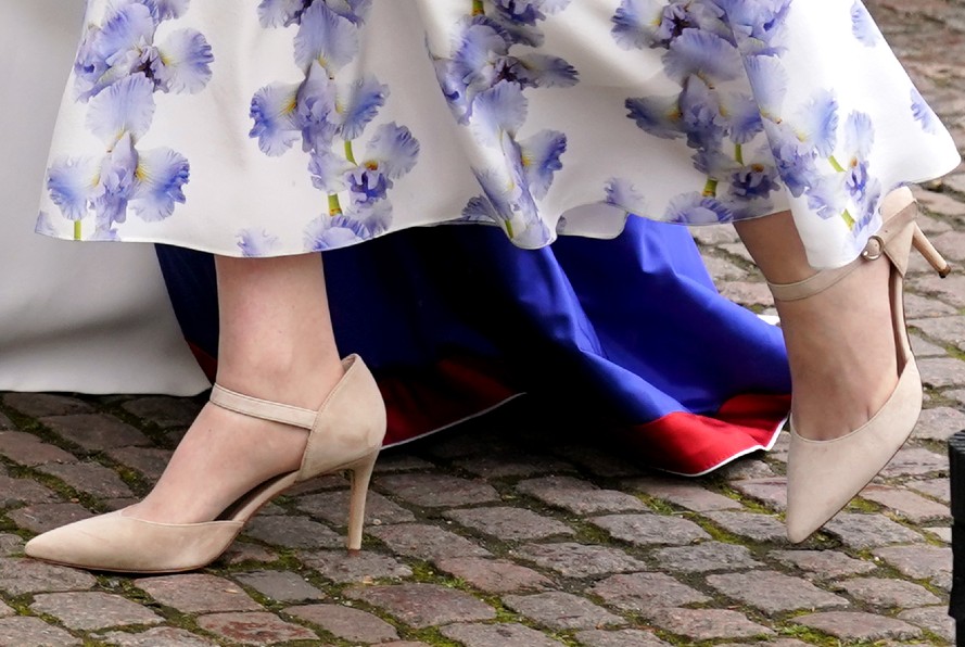 Lady Louise wears beige suede pumps at the coronation of King Charles lll