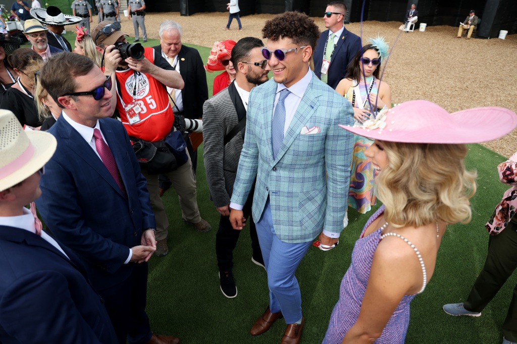 LOUISVILLE, KENTUCKY - MAY 06: Quarterback Patrick Mahomes (C) of the Kansas City Chiefs and Brittany Mahomes (R) talks with Kentucky Governor Andy Beshear (L) during the 149th running of the Kentucky Derby at Churchill Downs on May 06, 2023 in Louisville, Kentucky. (Photo by Rob Carr/Getty Images)
