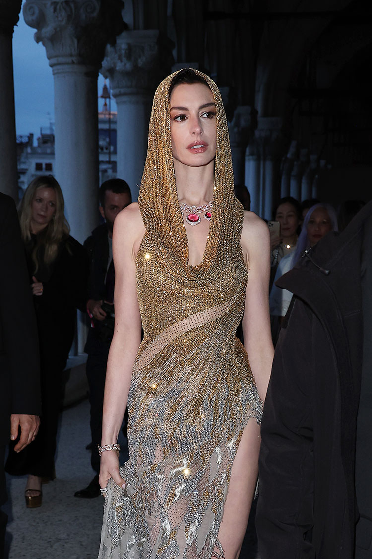 Anne Hathaway Wore Atelier Versace To The To The Bulgari Mediterranea High Jewelry Event 