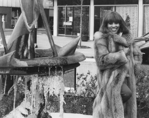 Singer Tina Turner wearing a fur coat as she poses next to a fountain on the eve of her first solo performance in Britain, at the Inn on the Park Hotel in London, February 10th 1978. (Photo by Keystone/Hulton Archive/Getty Images)