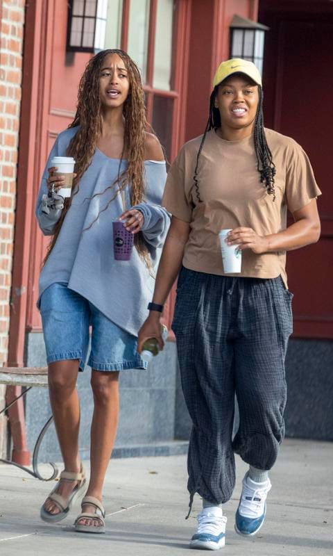 Malia Obama wears a baggy top and shorts on coffee run in LA - Fashnfly