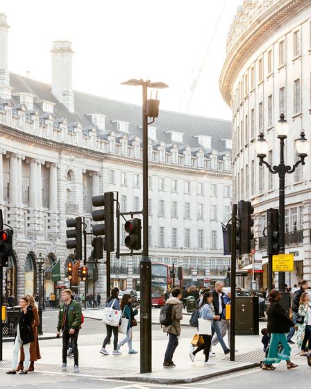 UK Shoppers Boost Spending Despite Inflation