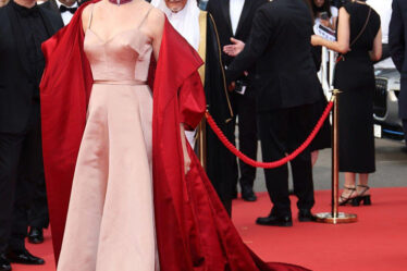 Uma Thurman Wore Dior Haute Couture To The ‘Jeanne du Barry’ Cannes Film Festival Premiere & Opening Ceremony
The ‘Jeanne du Barry’ Cannes Film Festival premiere and opening ceremony this evening (May 16) was Uma Thurman’s first major red carpet appearance of the year.

 

Sadly, for the actress, it will be one to forget.

 

While I’m glad she added the red cape to her Christian Dior Haute Couture blush coloured gown, to not only to prevent her from looking washed out, but to add some drama to the look, the cape itself – along with the dress – accumulated more and more creased with every photo.

 

Uma’s style is usually impeccable, but this was too unkempt for my liking.

 

This isn’t what I expect from an icon.

 

I would only save the Chopard choker from this look.


