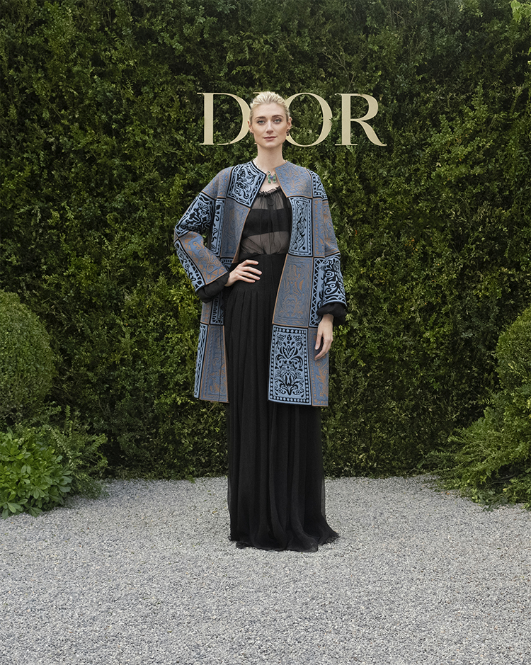 Elizabeth Debicki wore a Dior Haute Couture Autumn-Winter 2022-2023 coat in two-tone cut-out felt appliqués on inlaid camel and black checkerboard motif on black crepe chiffon top and skirt set.

 

She also wore a Soie Dior necklace in white gold, diamonds, emeralds and blue sapphire and a blue sapphires earrings of Dior Joaillerie.