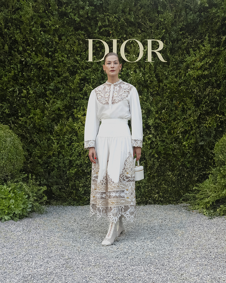 Rosamund Pike wore a Dior Haute Couture Autumn-Winter 2022-2023 matching bodice and skirt, openwork and embroidered plant motifs. She also wore a Dior bag and shoes.

 

She also wore Dior Print earrings and rings in pink yellow, diamonds, sapphires and ruby of Dior Joaillerie.