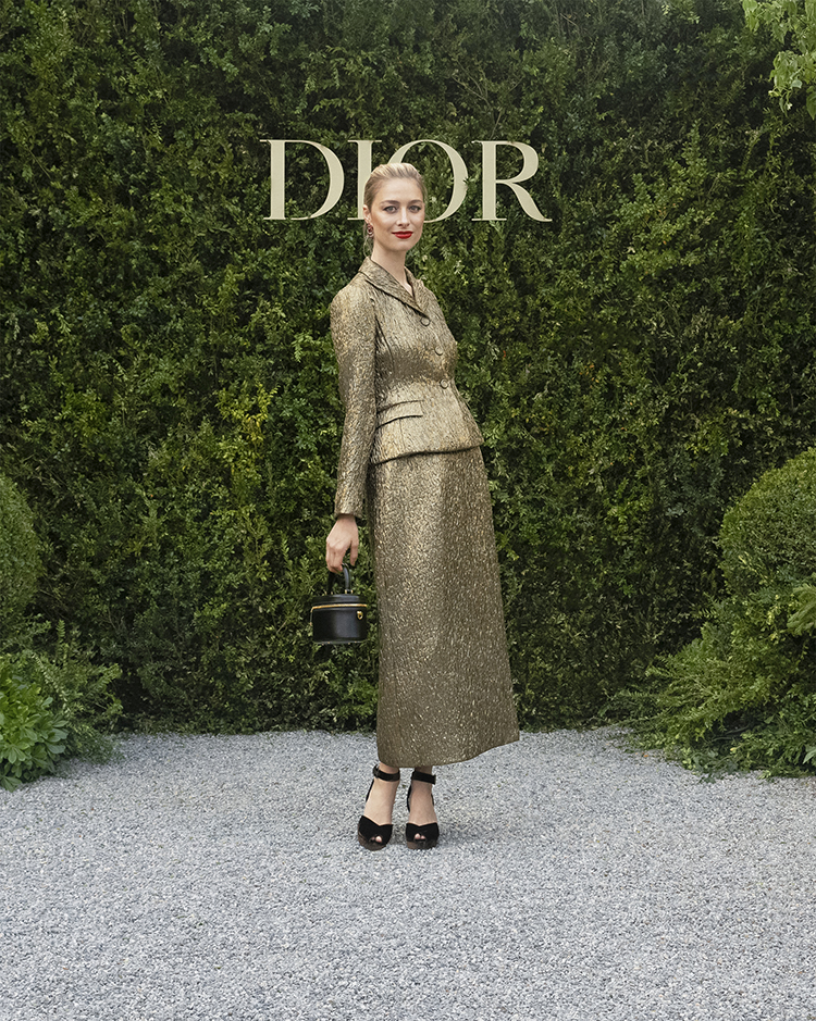 Beatrice Borromeo wore a Dior Haute Couture Spring-Summer 2023 golden blistered jacquard skirt suit and silk triangle bra, with a Dior bag and shoes.

 

She also wore Tie & Dior earrings in yellow gold, diamonds and rubis of Dior Joaillerie.