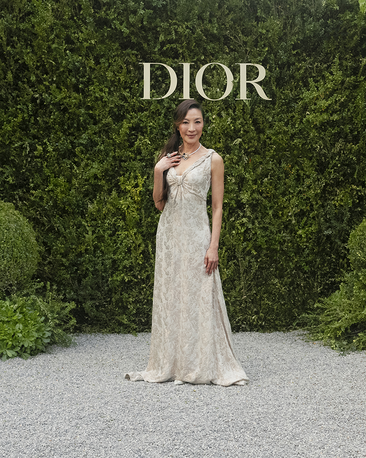 Michelle Yeoh wore a Dior Haute Couture Spring-Summer 2023 long burnished pale gold and greige lamé jacquard cowl neck dress.

 

She also wore a Dior  Versailles necklace and ring in yellow gold, blackened gold, diamonds and yellow diamonds of Dior Joaillerie.