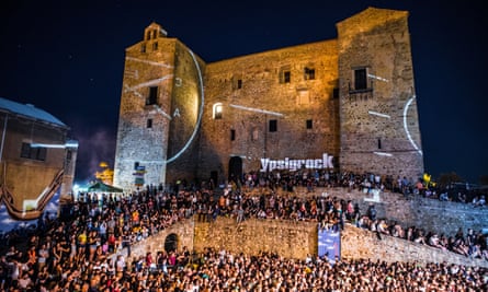 A crowd in front of a castle at Ypsigrock festival.