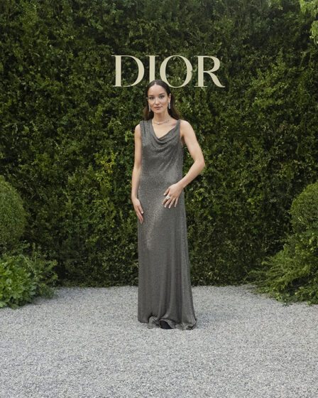 Anais Demoustier wore a Dior Spring-Summer 2023 long mesh dress embroidered with an inlay of shaded steel and gunmetal microtubes.

 

She also wore an Archi Dior necklace and earrings in white gold and diamonds, Rose Dior Bagatelle ring in white gold and diamonds of Dior Joaillerie.