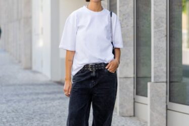 The influencer Jacqueline Zelwis goes back to basics in jeans and white T-shirt.
