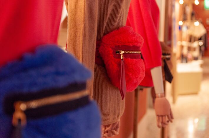 furry fanny packs bum bags luxury how to accessorize with pops of color marika-sartori-jNkYvIPhSEA-unsplash