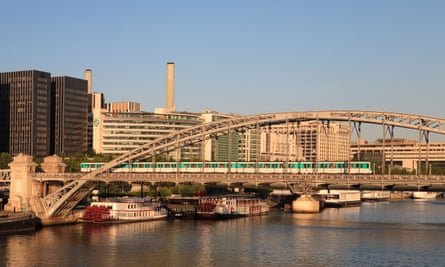 The theatrical highlight of Line 5 – and perhaps the entire MmetroMétro – is its river crossing.