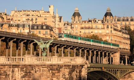 Pont Bir-Hakeim aerial metro line 6 and Passy area buildings.