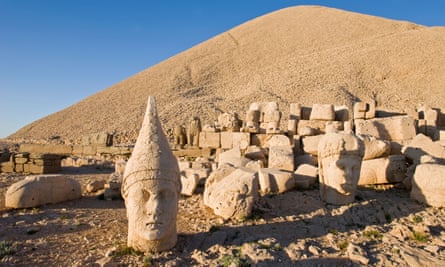 Ancient carved stone heads of Antiochus at Nemrut Dağ.