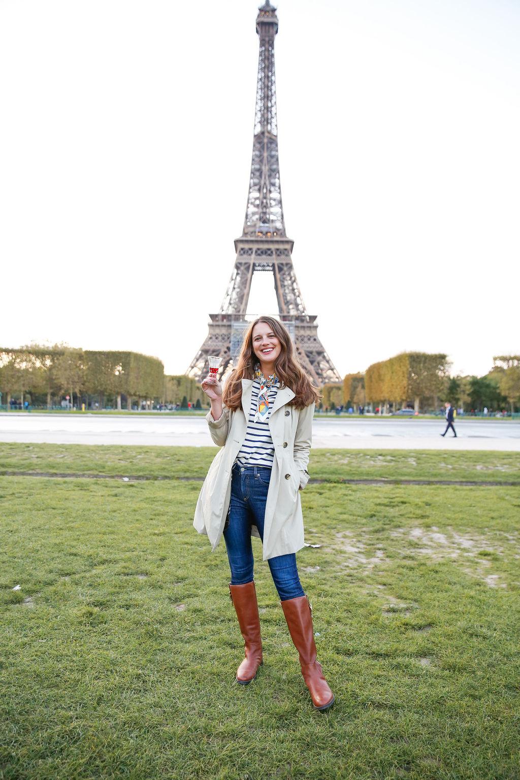 60 degree weather outfits: trench outfit in Paris
