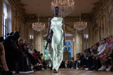 Victoria Beckham : Runway - Paris Fashion Week - Womenswear Spring/Summer 2024