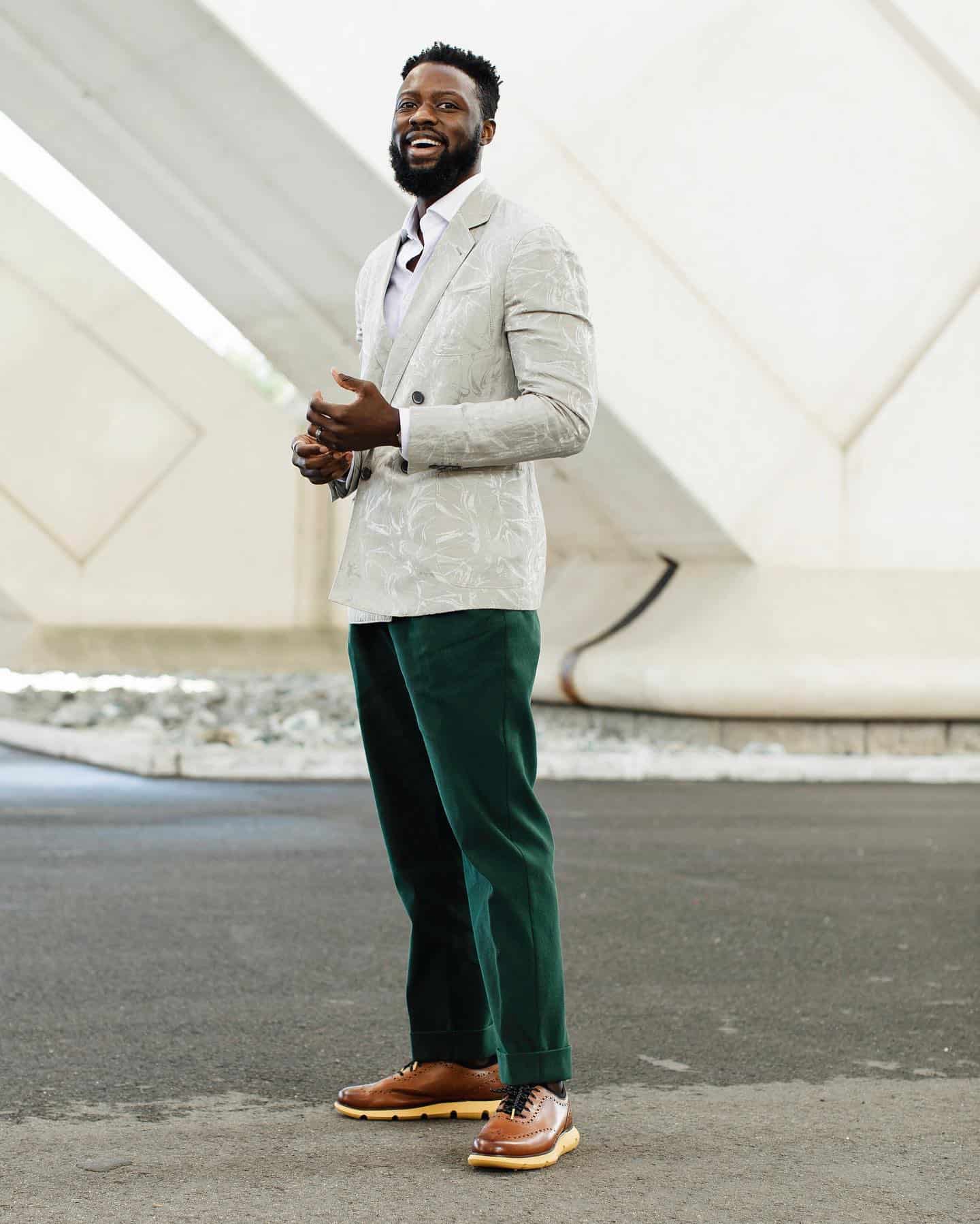 matching a green trousers with brown shoes