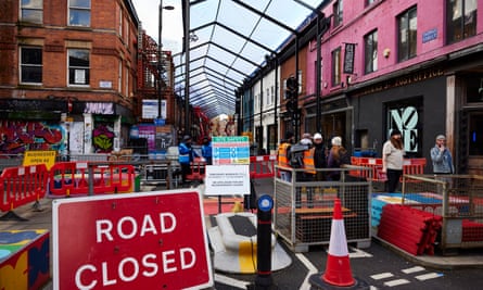 A ‘road closed’ sign and barriers block off Thomas Street.