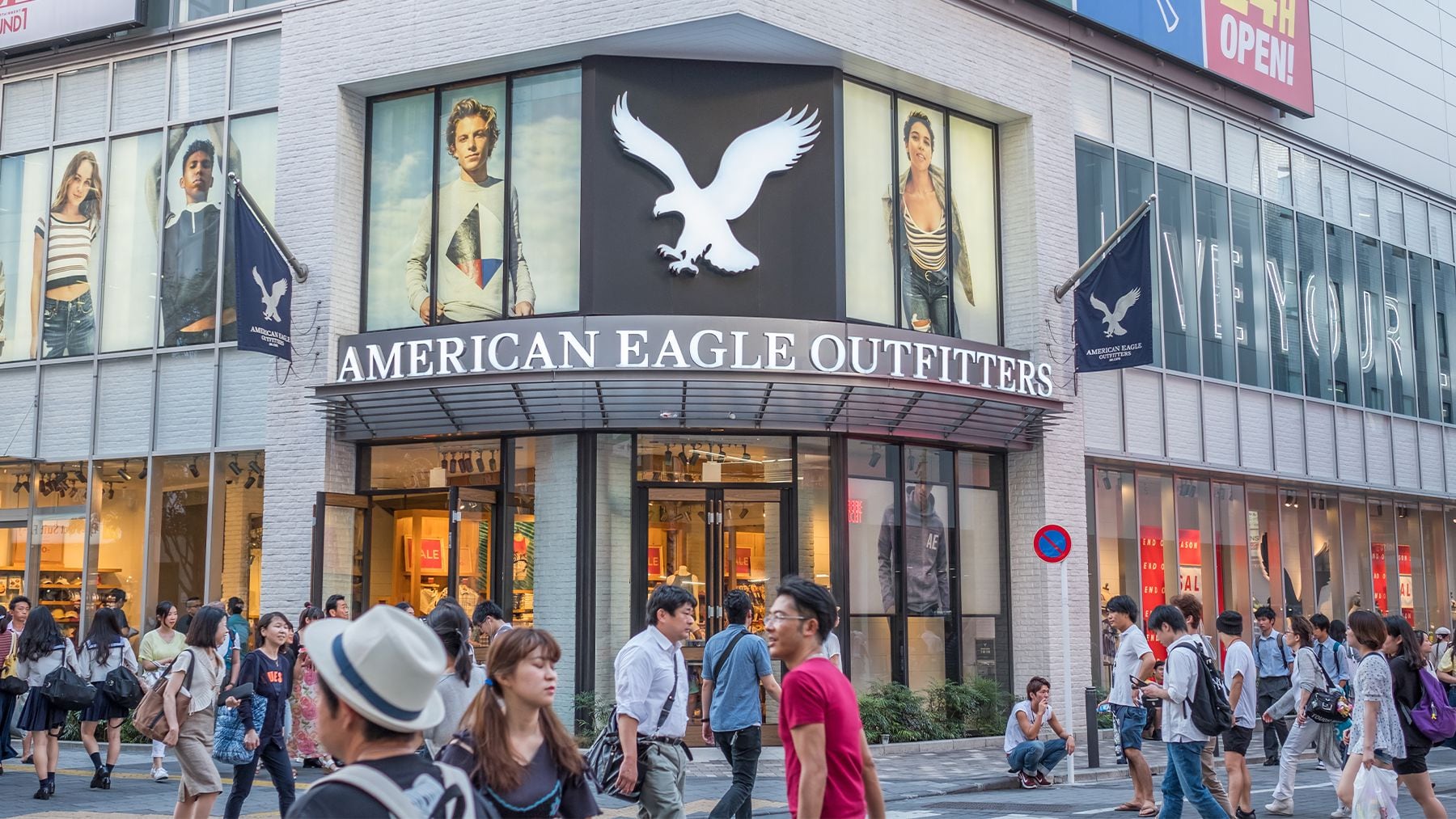 American Eagle Raises Annual Revenue Forecast on Strong Holiday-Season Demand