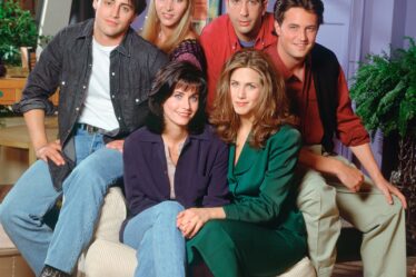 Friends Cast pays tribute to Matthew Perry