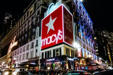 Macy’s Rises as Profit Beats Forecasts on Improved Inventory