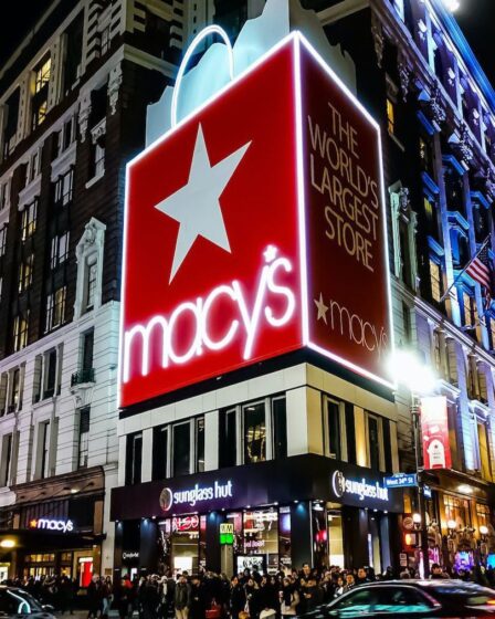 Macy’s Rises as Profit Beats Forecasts on Improved Inventory
