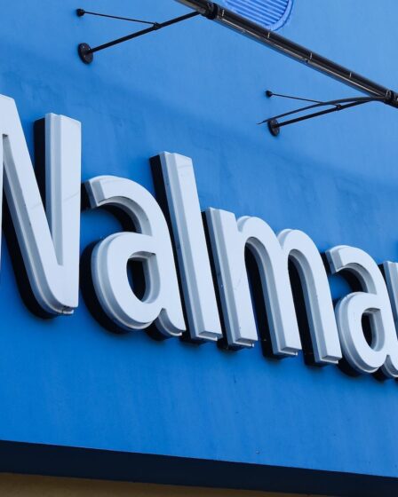Walmart Lifts Targets as Shoppers Pick Low-Priced Items for the Holiday