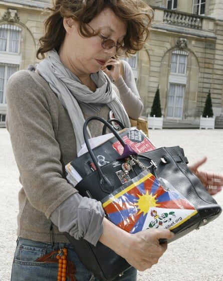 Jane Birkin with her overstuffed tote in 2008.
