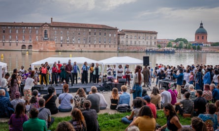 A performance by the River Garonne.