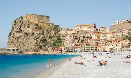 The town of Scilla is on a plateau above the beach.