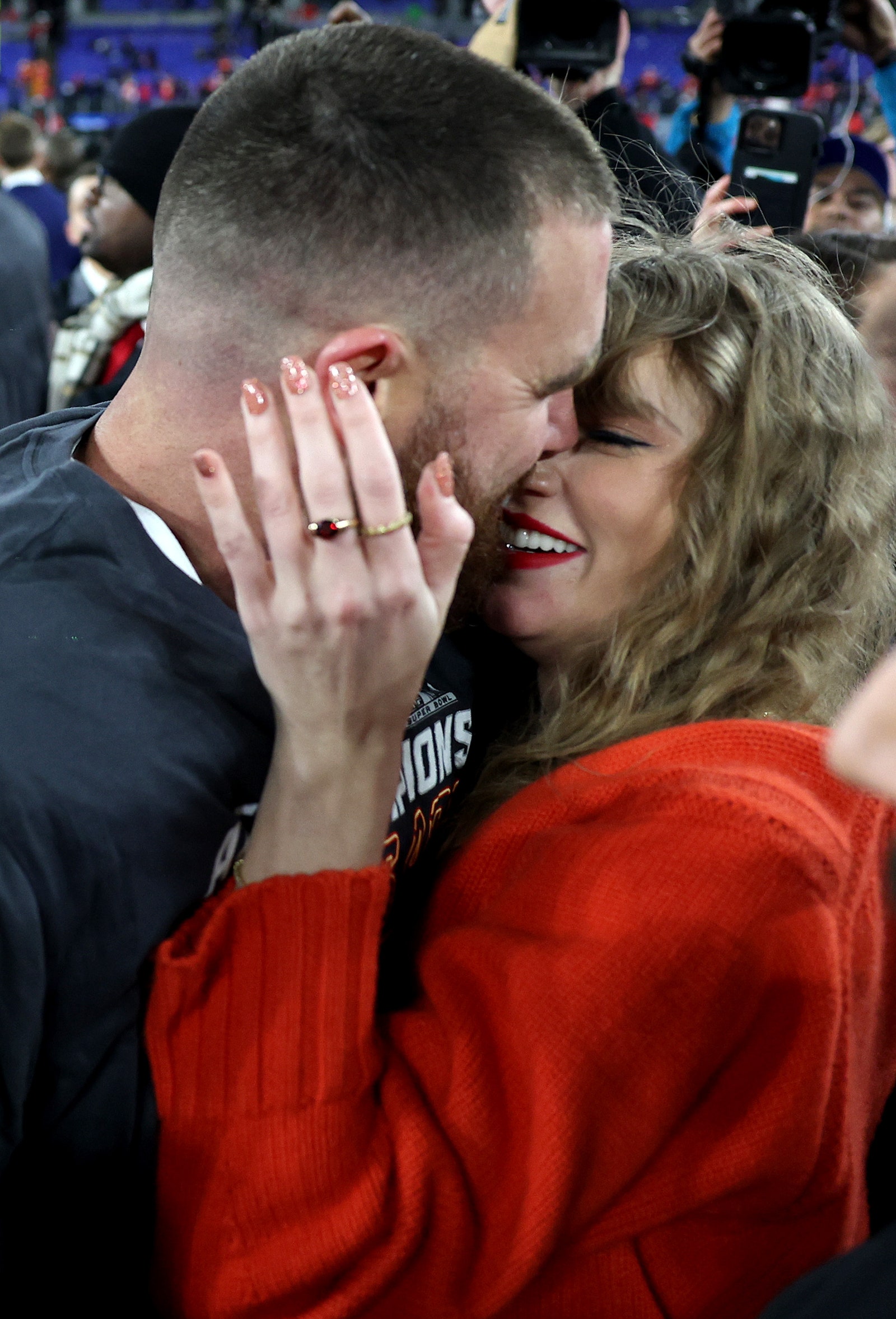 BALTIMORE MARYLAND  JANUARY 28 Travis Kelce 87 of the Kansas City Chiefs celebrates with Taylor Swift after a 1710...
