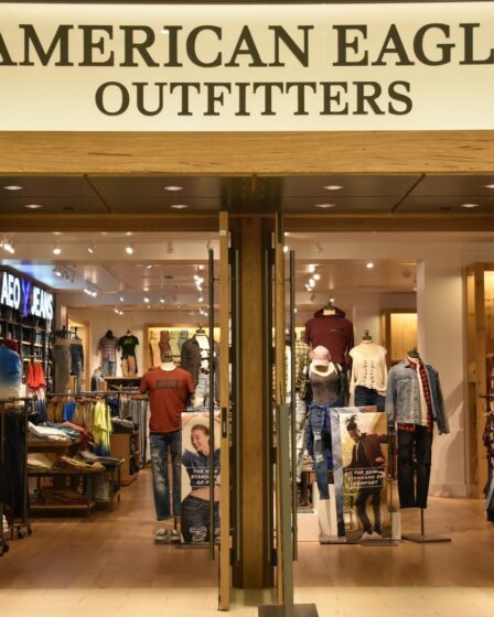 American Eagle Outfitters Lifts Holiday Quarter Revenue View on Strong Demand