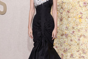 Carey Mulligan Wore Schiaparelli Haute Couture To The 2024 Golden Globe Awards