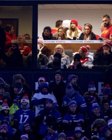 Singersongwriter Taylor Swift and Jason Kelce 62 of the Philadelphia Eagles watch the AFC Divisional Playoff between the...