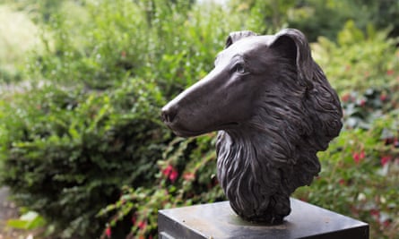 A statue honouring Bobbie the Wonder Dog, at the Oregon Garden in Silverton, Oregon.