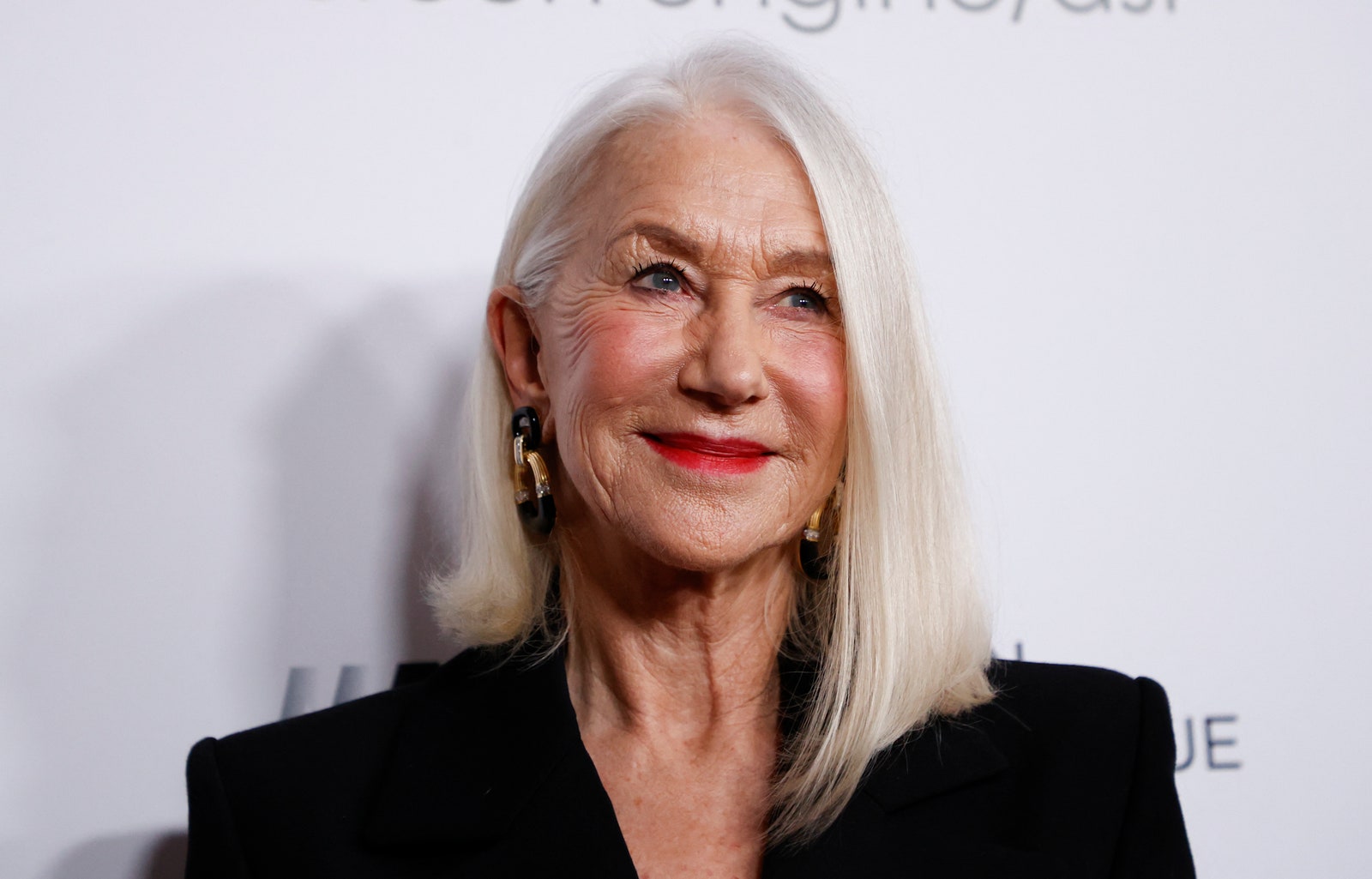 Helen Mirren Just Debuted an Asymmetric Bob Thatâ s the Perfect In ...