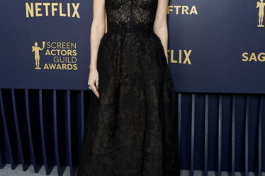 Jessica Chastain Wore Armani Privé To The 2024 SAG Awards