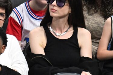 Anne Hathaway porte un collier ceinture Hermès