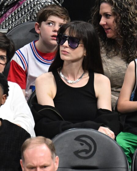 Anne Hathaway porte un collier ceinture Hermès